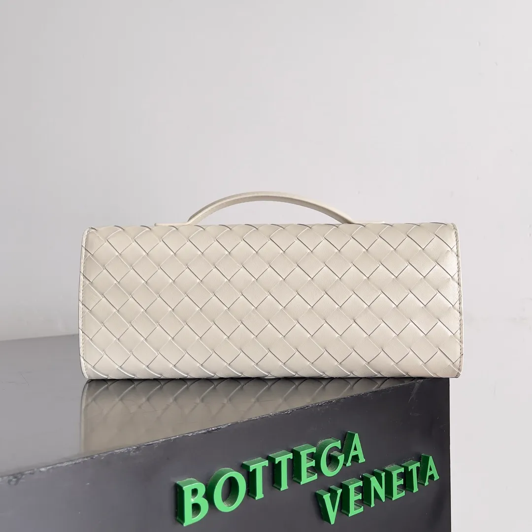 The batch of 1360 BV Andiamo evening handbags has been heavily planted again~ The designer aesthetics in the era of economic downturn are back. I fall in love with it at first sight and can't put it down. It's so beautiful and full of aura. The shape and texture are very competitive. It's light in weight and has sufficient capacity. It's a must-have for fashionistas. It's suitable for many occasions, minimalist, high-end and light luxury. Model No.: 741511 Size: 31*13*3cm